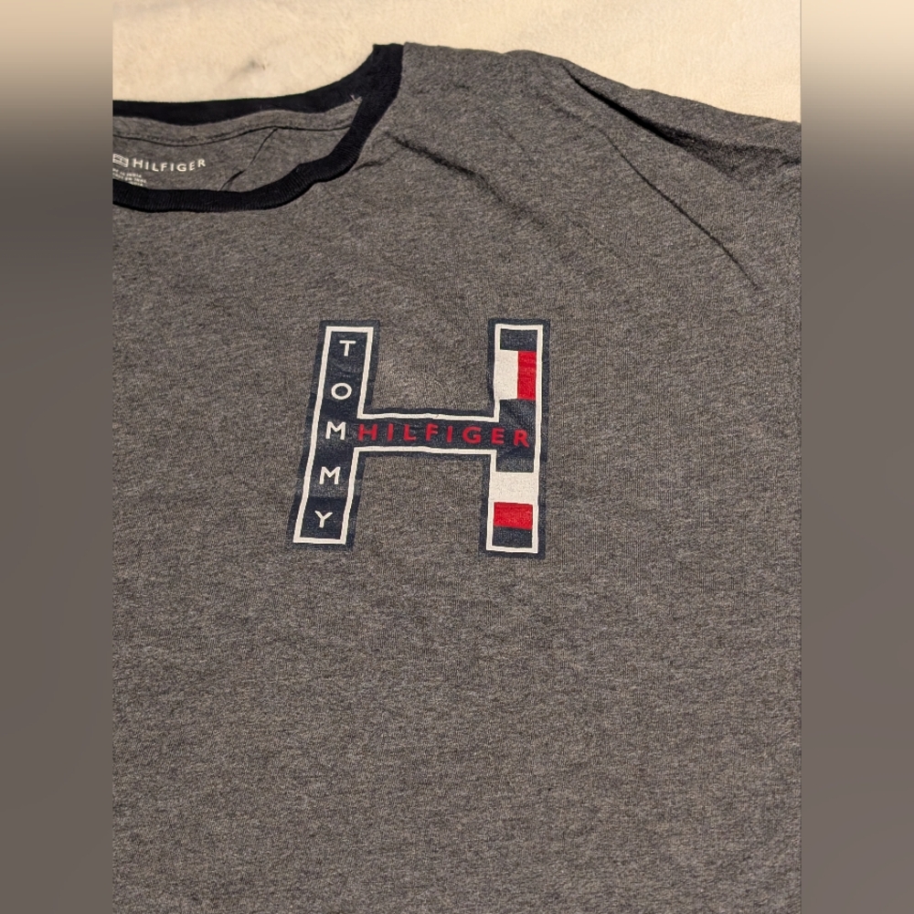 Tommy Hilfiger grey heather graphic T-shirt. XXL. Unisex. - Picture 2 of 4